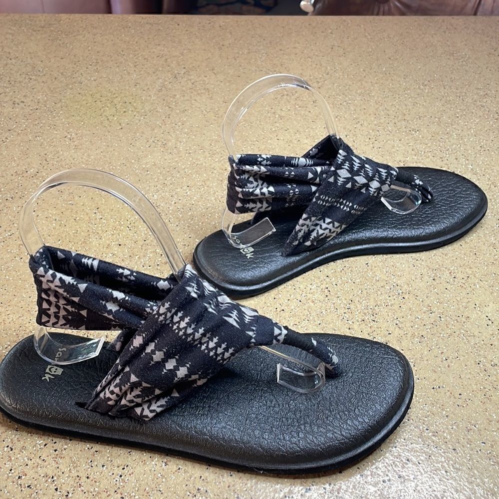 Sanuk Yoga Sling Tribal print sandals gray and black